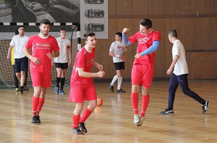 Radość zawodników z Łowicza po strzeleniu gola drużynie z Sochaczewa