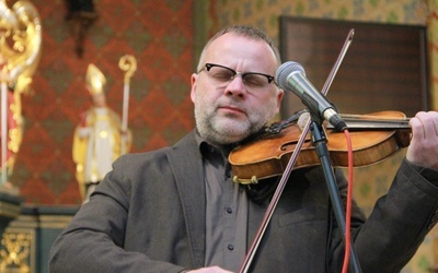 Tomek prowadzi