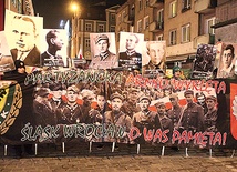 Coroczny Marsz Pamięci jednoczy środowiska patriotyczne. Licznie biorą w nim także udział piłkarscy kibice Śląska Wrocław