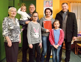 Rodzina dziewczynki dowiedziała się o darze od dyrektora Caritas Lublin ks. Wiesława Kosickiego