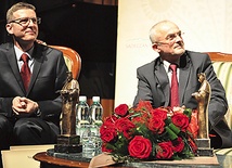 Prof. Kudyba (z lewej) i dr Szewczyk ze swoimi statuetkami