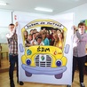 Ekipa GPS Kalwaria w kartonowej wersji promującego ŚDM żółtego busa 