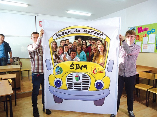 Ekipa GPS Kalwaria w kartonowej wersji promującego ŚDM żółtego busa 