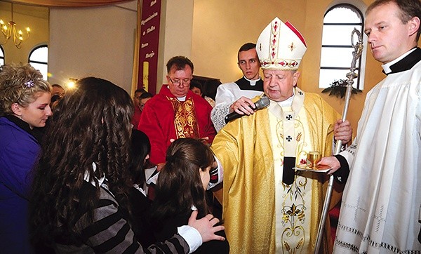  Gimnazjaliści to młodzież w okresie buntu. Młodzież licealna myśli zupełnie inaczej, dlatego wielu księży postuluje, by bierzmowanie przesunąć na lata szkoły ponadgimnazjalnej