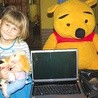  Anitka tego dnia była chyba najszczęśliwszym dzieckiem na świecie. Dostała od rycerzy Jana Pawła II laptop, wielkiego misia i nowe ubrania