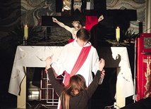 Młodzież oazowa wystawiła pantomimę „Jezus Wybawiciel”
