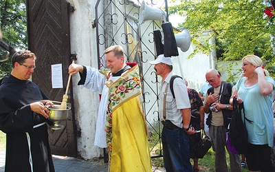  Każdego roku do Miedniewic przybywają rzesze pielgrzymów