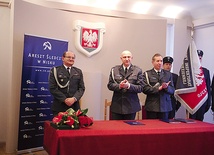 Pożegnanie przez kolegów ze służby  więziennej (ppłk Sławomir Lubera pierwszy z lewej)  