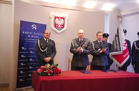 Pożegnanie przez kolegów ze służby  więziennej (ppłk Sławomir Lubera pierwszy z lewej)  