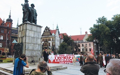 Od projektu do samej przebudowy placu droga jest daleka. Zapewne jeszcze wiele razy usłyszymy o wojnie pomnikowej