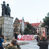 Od projektu do samej przebudowy placu droga jest daleka. Zapewne jeszcze wiele razy usłyszymy o wojnie pomnikowej