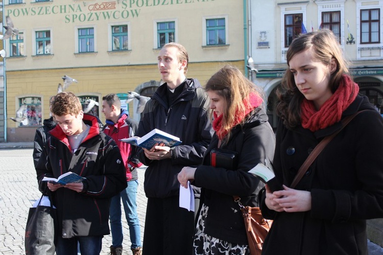 Młodzi cieszyniacy z krzyżem na rynku