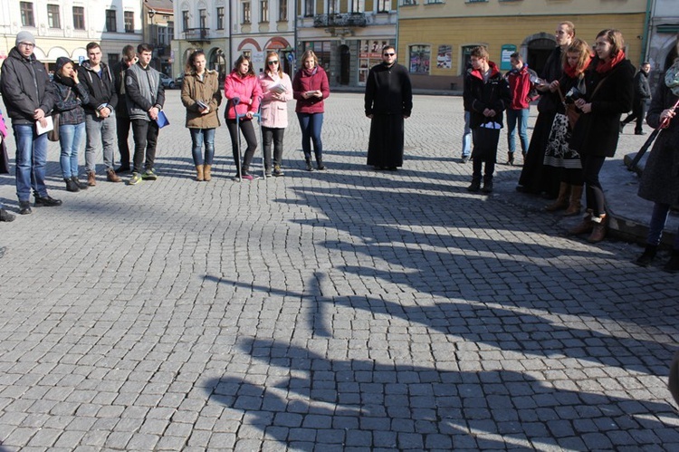 Młodzi cieszyniacy z krzyżem na rynku