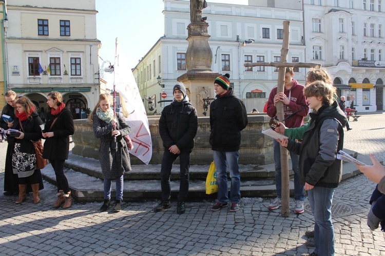 Młodzi cieszyniacy z krzyżem na rynku