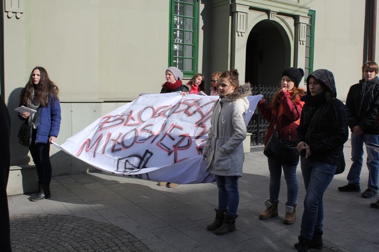 Młodzi cieszyniacy z krzyżem na rynku