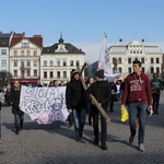 Młodzi cieszyniacy z krzyżem na rynku