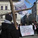 Młodzi cieszyniacy z krzyżem na rynku