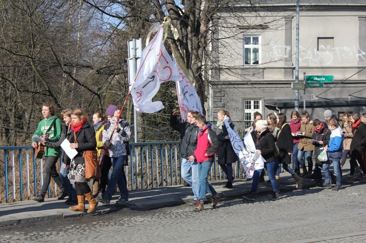 Młodzi cieszyniacy z krzyżem na rynku