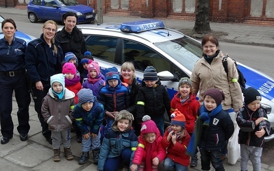 Przedszkolaki z Mszczonowa z wychowawczyniami i policjantkami