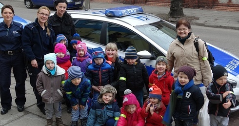 Przedszkolaki z Mszczonowa z wychowawczyniami i policjantkami