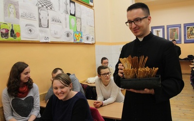 Ks. Bartosz Łacek razem z katechetami parafii św. Marii Magdaleny gościł cieszyńską młodzież... słonymi paluszkami!