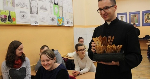 Ks. Bartosz Łacek razem z katechetami parafii św. Marii Magdaleny gościł cieszyńską młodzież... słonymi paluszkami!