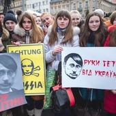 Studenci ze Lwowa na wiecu w rocznicę masakry na kijowskim Majdanie i upamiętniającym ofiary wojny we wschodniej Ukrainie