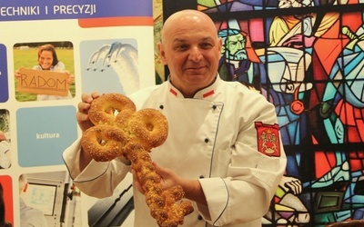 Jarosław Gajda prezentuje słodki "klucz św. Kazimierza"