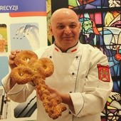 Jarosław Gajda prezentuje słodki "klucz św. Kazimierza"