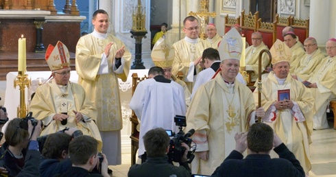 Bp Piotr Turzyński po obrzędzie święceń pokazuje się wiernym