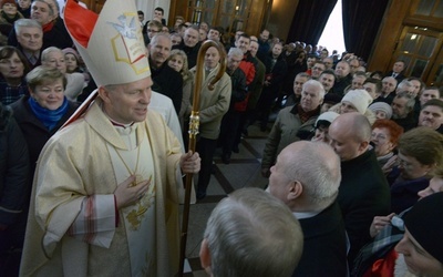 Bp Piotr w rozmowie z wiernymi, którzy przybyli do katedry na uroczystość święceń biskupich