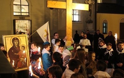 Krzyż i ikona przed kościołem Świętych Apostołów Piotra i Pawła w Skoczowie