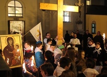 Krzyż i ikona przed kościołem Świętych Apostołów Piotra i Pawła w Skoczowie