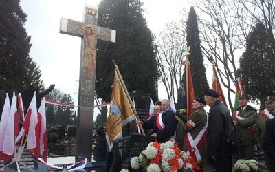 W południe odsłonięto "Mogiłę - Pomnik Zamordowanych na Zamku Lubelskim w latach 1944-54”. 