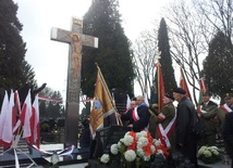 W południe odsłonięto "Mogiłę - Pomnik Zamordowanych na Zamku Lubelskim w latach 1944-54”. 