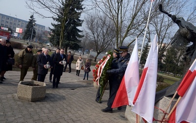 Kwiaty i znicze przy pomniku żołnierzy Zrzeszenia „Wolność i Niezawisłość” przy ul. Beliny-Prażmowskiego w Radomiu składają kombatanci i prezydent Radosław Witkowski