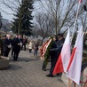 Kwiaty i znicze przy pomniku żołnierzy Zrzeszenia „Wolność i Niezawisłość” przy ul. Beliny-Prażmowskiego w Radomiu składają kombatanci i prezydent Radosław Witkowski