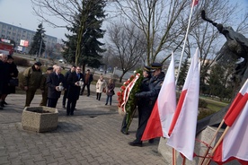 Kwiaty i znicze przy pomniku żołnierzy Zrzeszenia „Wolność i Niezawisłość” przy ul. Beliny-Prażmowskiego w Radomiu składają kombatanci i prezydent Radosław Witkowski