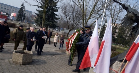 Kwiaty i znicze przy pomniku żołnierzy Zrzeszenia „Wolność i Niezawisłość” przy ul. Beliny-Prażmowskiego w Radomiu składają kombatanci i prezydent Radosław Witkowski