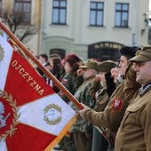 Apel Poległych na żywieckim Rynku zgromadził także grupy rekonstrukcyjno-historyczne