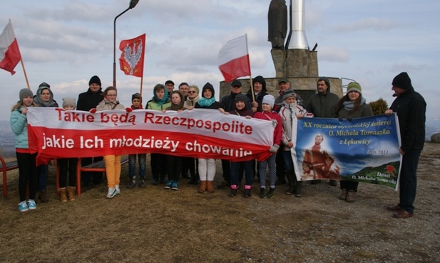 Mimo wietrznej pogody pamięć bohaterów uczczono też na szczycie Matyski w Radziechowach