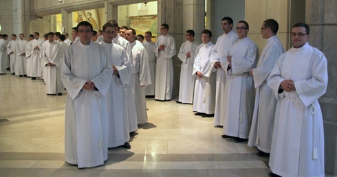 Przyjęli księgę i kielich