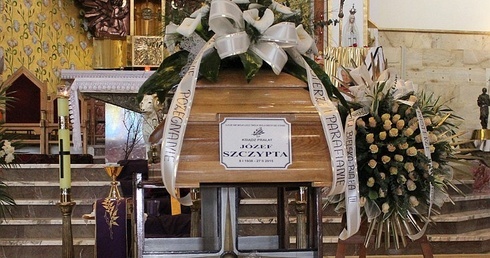 Trumna z ciałem śp. ks. prałata Józefa Szczypty będzie wystawiona w kościele na Złotych Łanach przez całą noc z 2 na 3 marca
