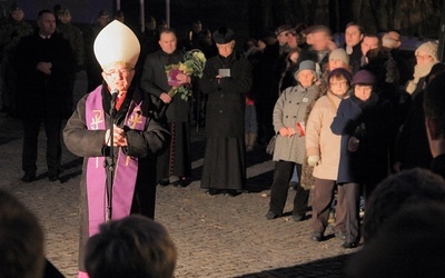 Apel Poległych przy grobie Inki