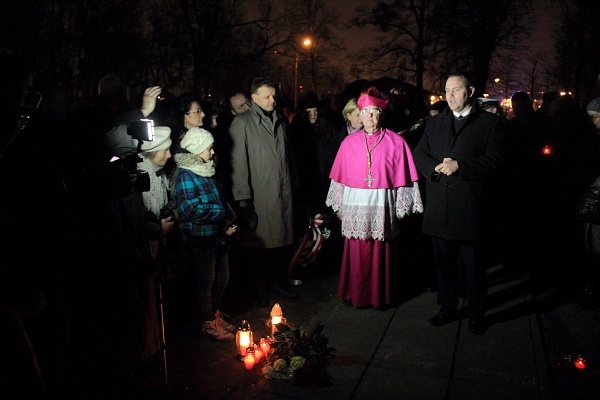 Apel Poległych przy grobie Inki