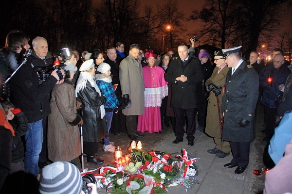 Apel Poległych przy grobie Inki