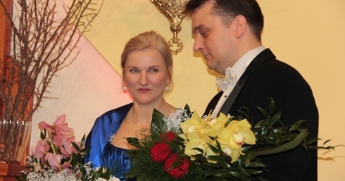 Na koncert solistów Doroty Wójcik i Dominika Sutowicza, połączony z recytacjami, rawskie panie zaprosiły parafia Chrystusa Króla Wszechświata i Gimnazjum nr 2