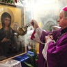  Bp Tadeusz Rakoczy wprowadził do sanktuarium  odnowiony obraz