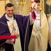  Bp Roman Pindel ze słodkim logo ŚDM