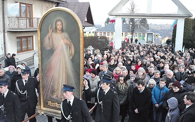  Procesja do kościoła w Stasiówce 